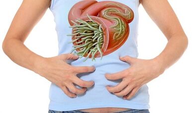 Qora tanli yigitlar sayyohni sikishadi